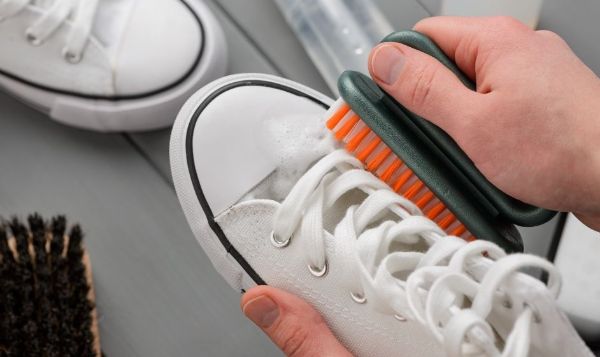 How to Restore White Sneakers (8 Steps)